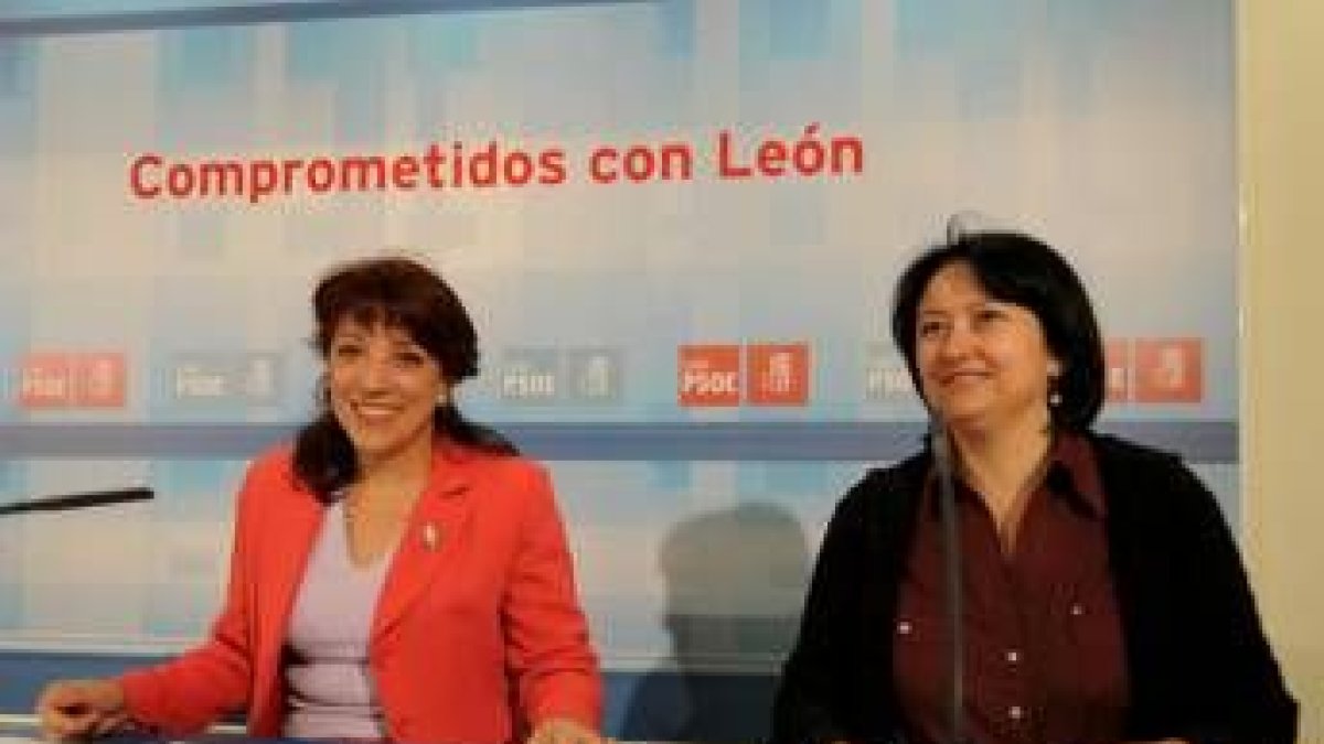 Las procuradoras socialistas Victorina Alonso y Ángela Marqués, ayer