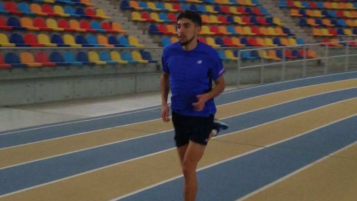 Saúl entrenó ayer en la pista donde esta tarde buscará alcanzar la marca mínima para el Mundial. DL