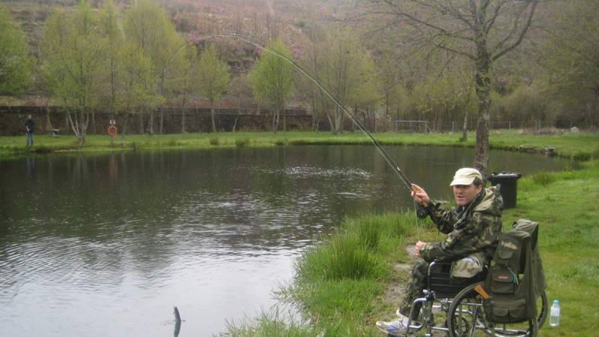 Un discapacitado pescando gracias a Cuatro Valles.