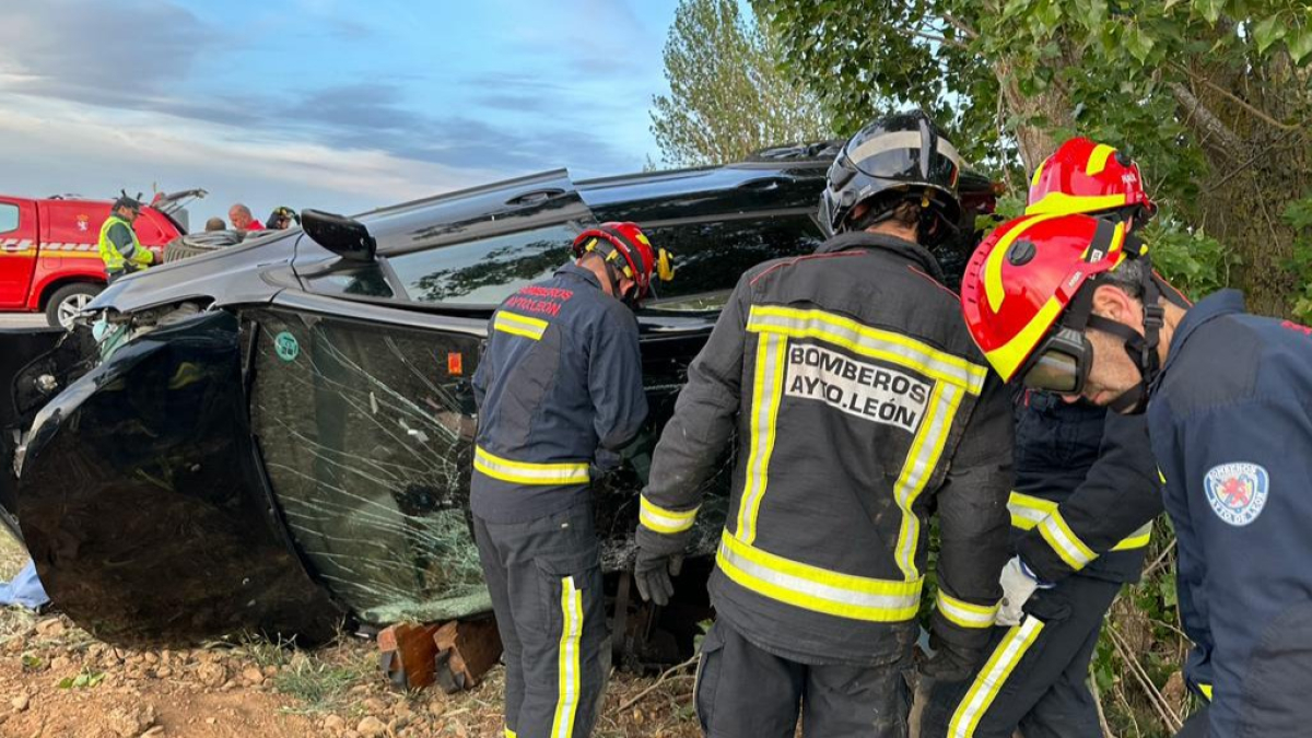 Los bomberos, este martes, en el lugar del suceso. DL