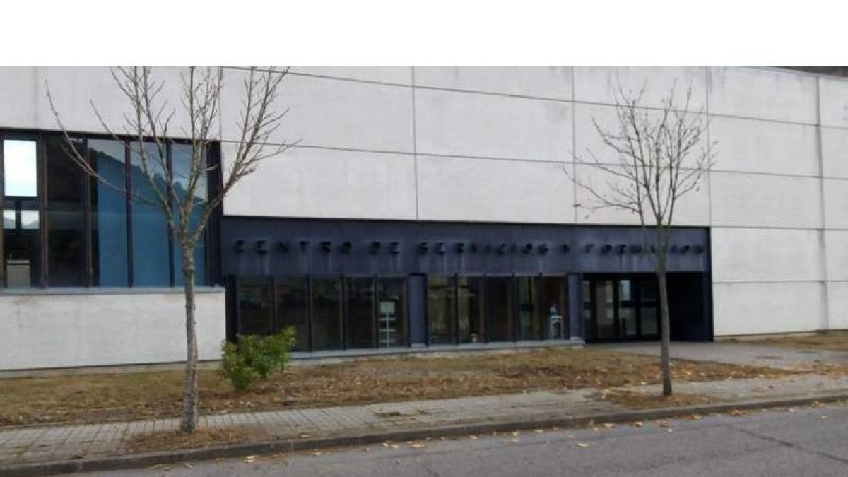 Fachada del antiguo edificio del Centro de Formación de Villablino, que podría acoger el futuro parque de la comarca. ARAUJO