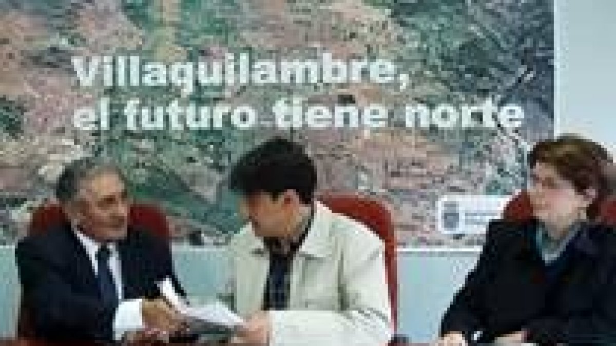 Pedro Puente Fernández, Miguel Hidalgo y Ana Vicente en el momento de la firma del convenio