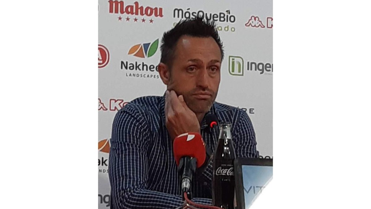 José Manuel Aira deja de ser entrenador de la Cultural y Deportiva Leonesa. A.F.R.