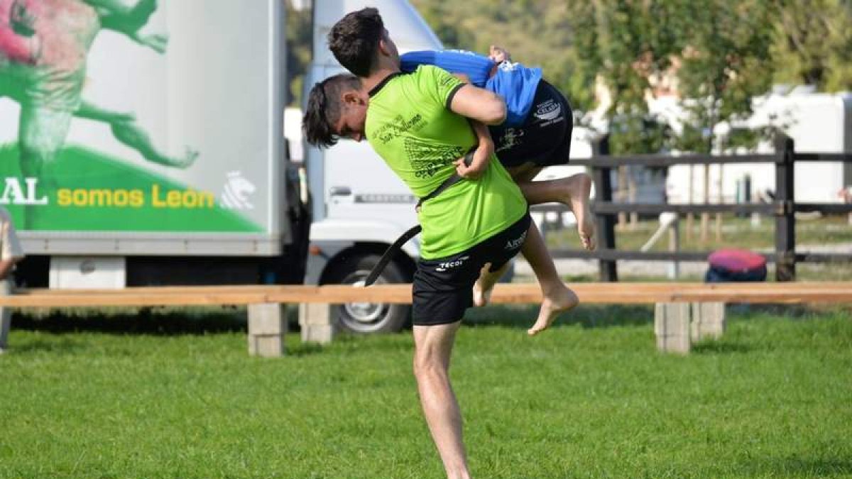 David Riaño, que se alzó con el título de Liga en la categoría de ligeros, durante su combate frente a Hugo Lopez. DL