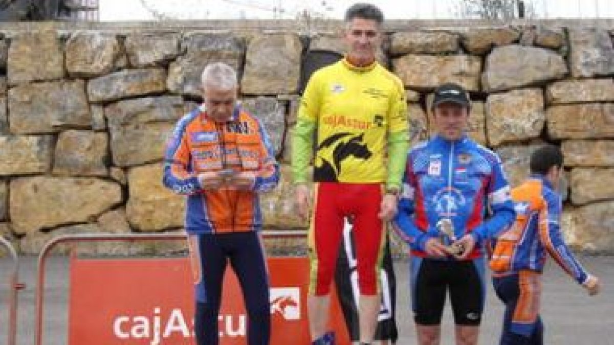 Juan Llamas (centro) con el maillot de líder de la general.