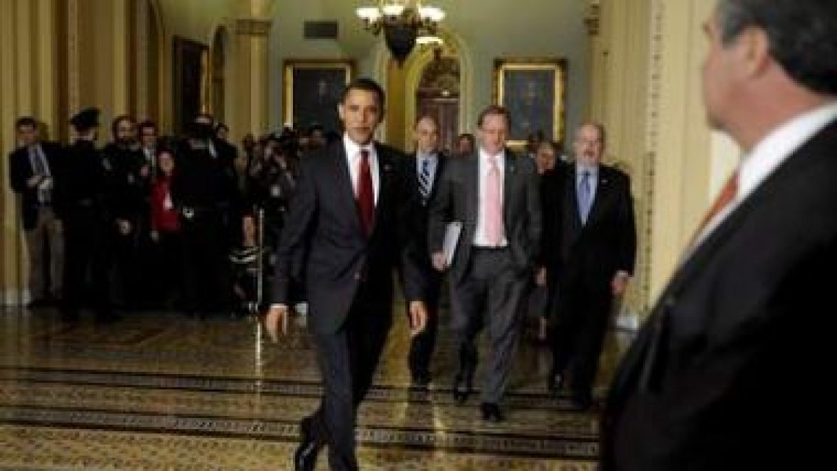 Obama saluda a los periodistas antes de entrevistarse con los republicanos del Senado en el Capitoli