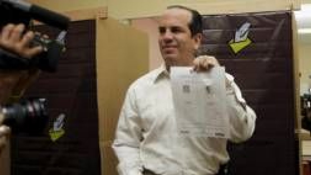 Aníval Acevedo, gobernador de Puerto Rico mostrando su voto por el precandidadto, Barack Obama