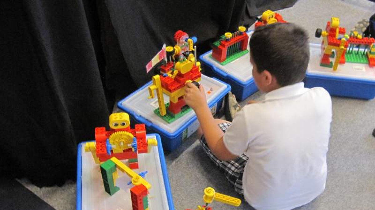 En las imágenes pueden verse alguna de las actividades desarrolladas durante este verano en el Museo de la Energía. Robótica, construcción con piezas de Lego, talleres de luz, color y pigmentación y experiencias a medio camino entre el ocio y la formación
