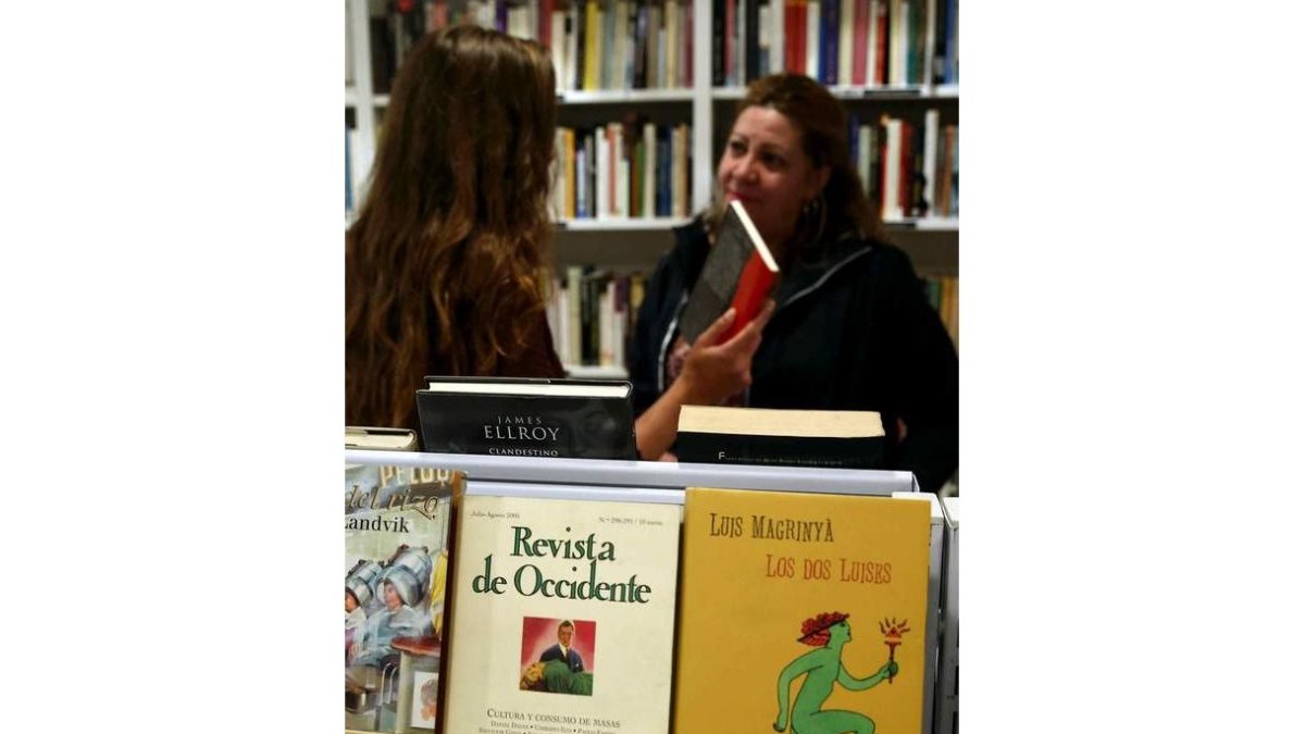 Dos clientas en la librería Re-Read de Barcelona
