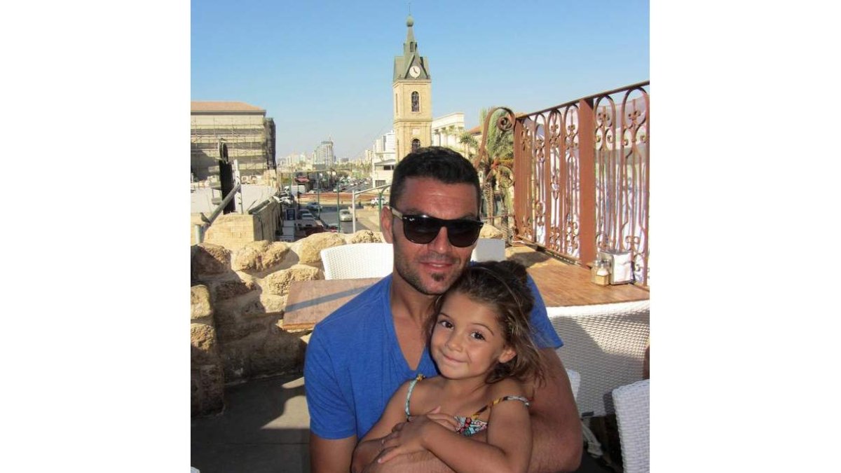 Juan Pablo con su hija en la ciudad vieja, en Old Jaffa. Lo que se ve al fondo es la Torre del Reloj.