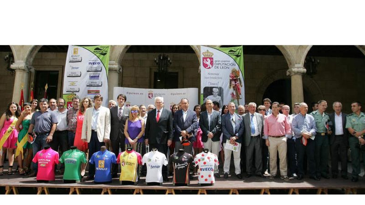 La Vuelta a León se presentó ayer en su escenario habitual de los últimos años: el patio del Palacio de los Guzmanes.