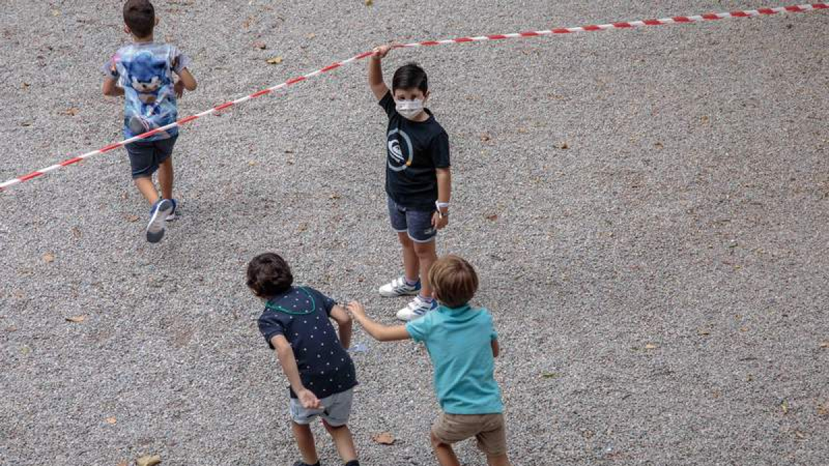 Niños en el patio de un colegio. BIEL ALIÑO