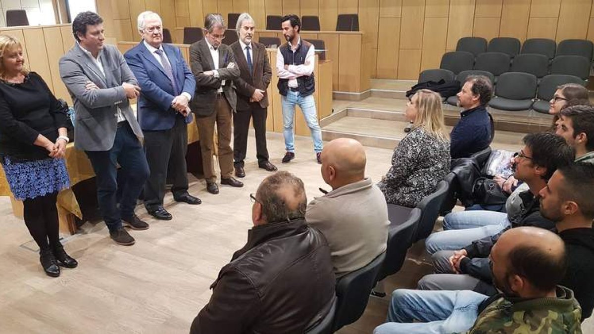 Oláiz, el alcalde, el delegado territorial, el responsable del Ecyl y Díaz de Celis, en la entrega. DL
