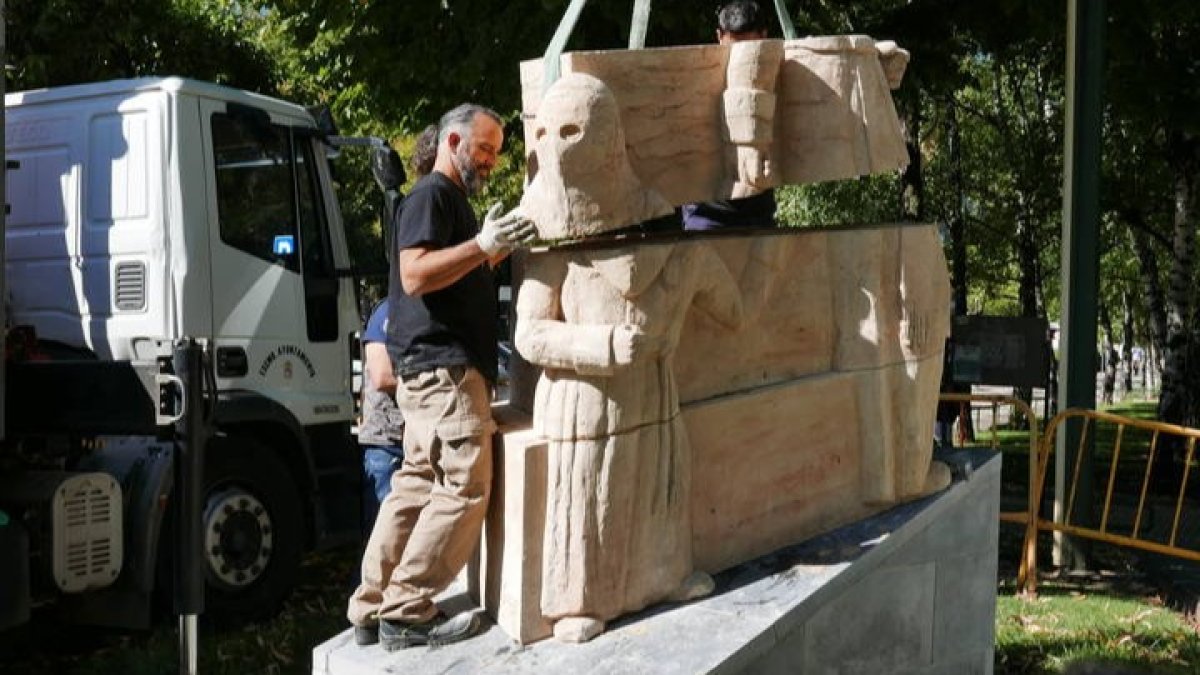 Últimos retoques para colocar la nueva escultura, en San Francisco. JAVIER FERNÁNDEZ ZARDÓN