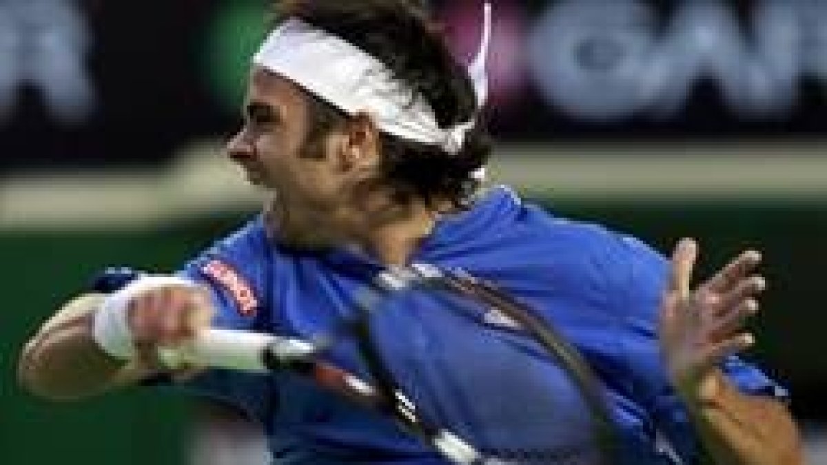 González golpea a la bola en su partido con Federer