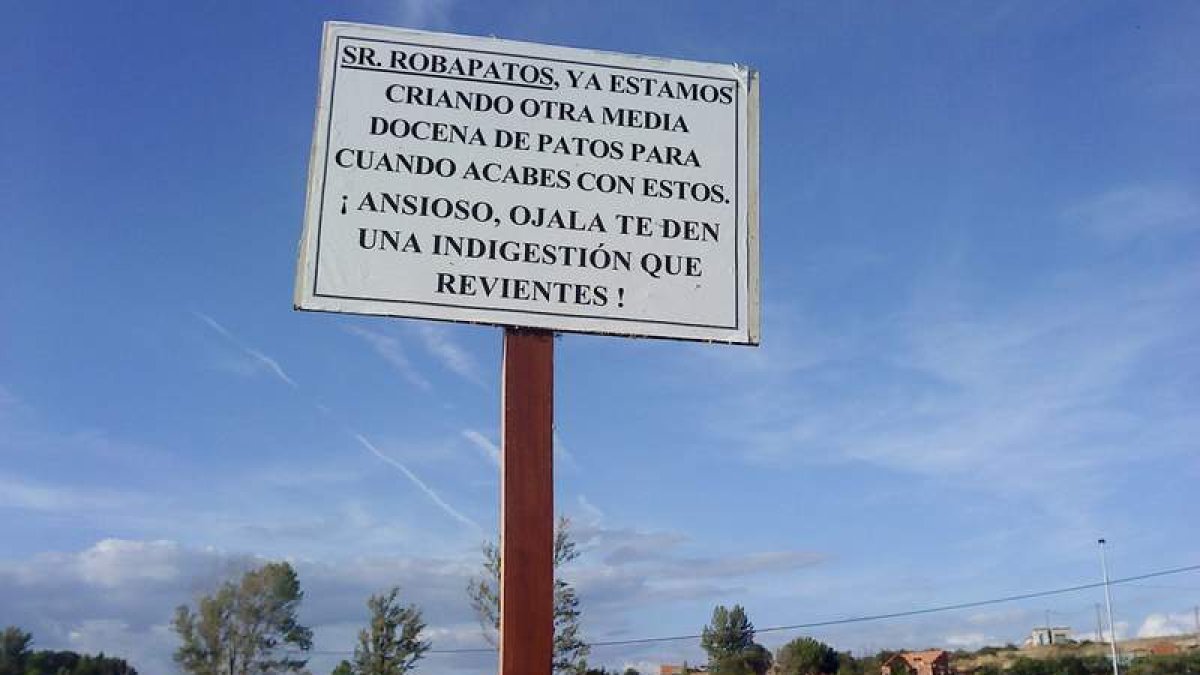 El conminatorio cartel que colocaron hace cuatro años en Velilla de la Reina.