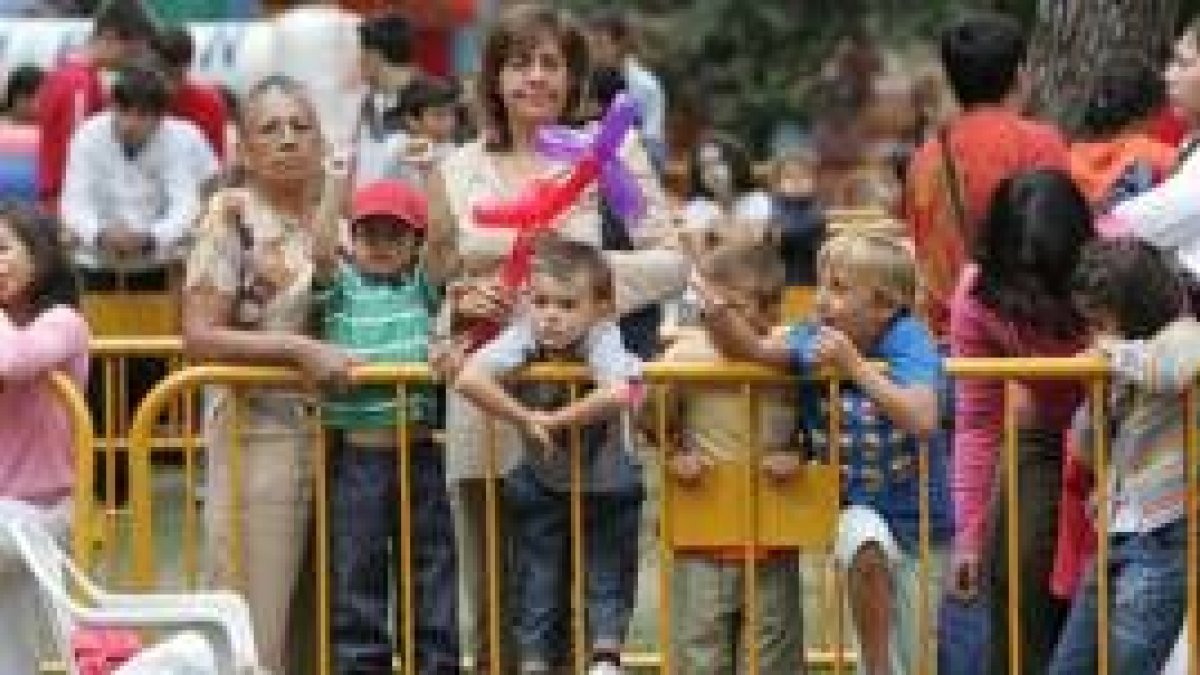 La elevada concurrencia de los talleres de Cima provocó que los niños tuviesen que guardar cola