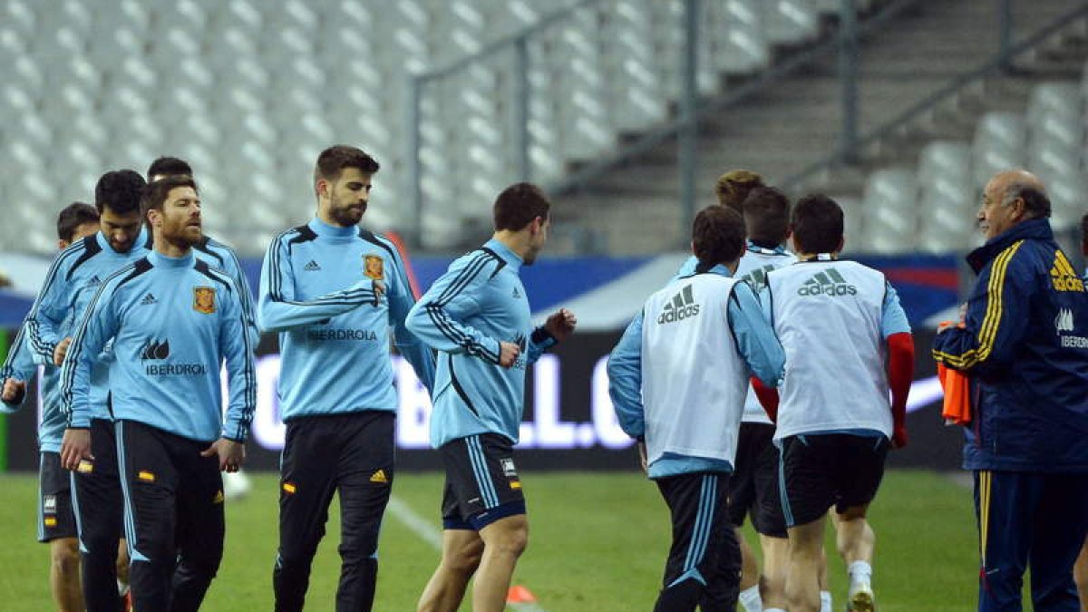 Los jugadores de La Roja escuchan las instrucciones de Del Bosque en el Stade de Saint Denis.