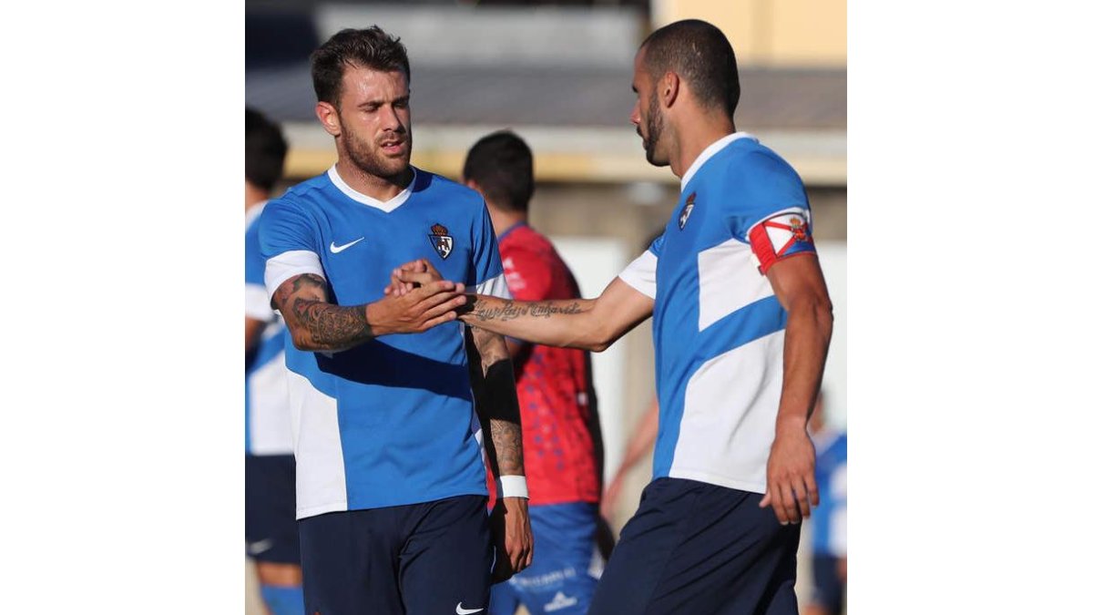 Yuri anotó en O Barco de Valdeorras sus dos primeros goles de esta pretemporada con la Ponferradina. L. DE LA MATA
