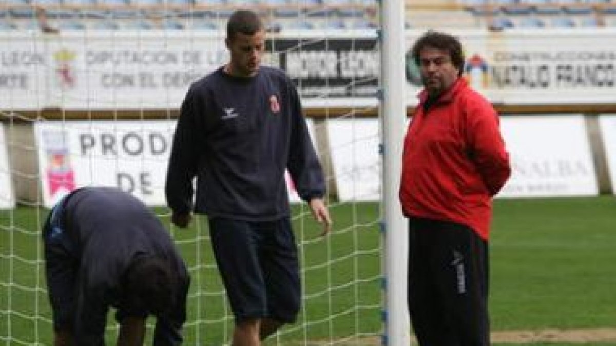 Milo Abelleira, primero por la derecha, y Oriol Riera, en el centro, se enfrentan a su ex equipo.