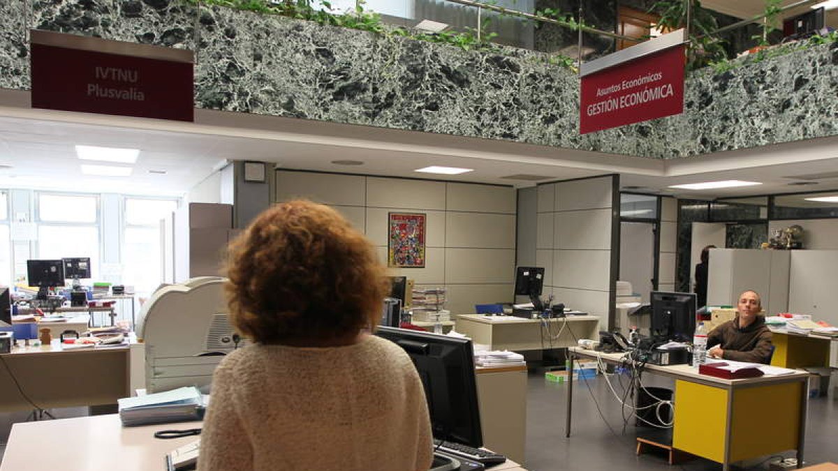Trabajadoras del Ayuntamiento de León en el área de gestión de tributos.