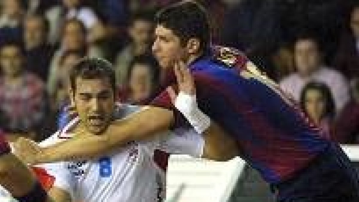 El ademarista Colón es frenado por el barcelonista Nagy