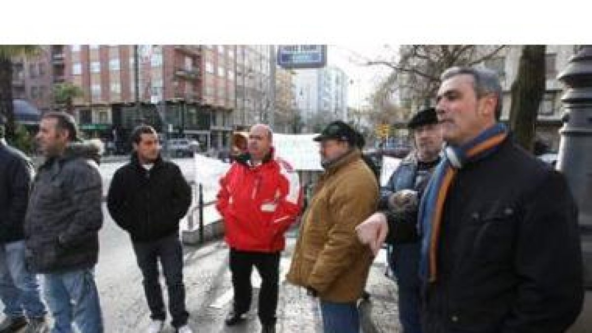 Trabajadores de Catisa y La Estrella, ayer en Pérez Colino.