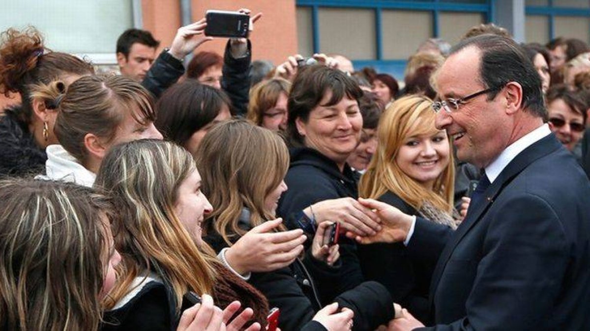 Hollande estrecha las manos del público en una visita a Avoudrey.