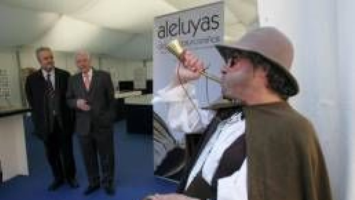 Felipe Martínez y Manuel Rodríguez oyen al pregonero de los aleluyas