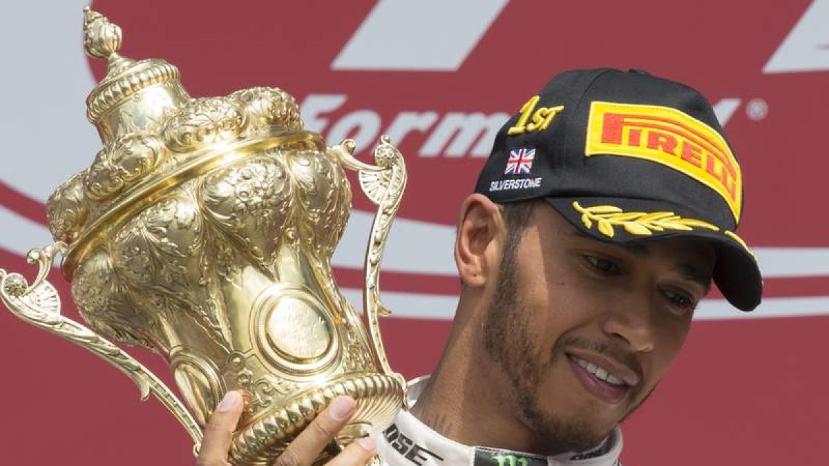 El piloto británico, Lewis Hamilton, con el trofeo de ganador del GP de Gran Bretaña. VALDRIN XHEMAJ