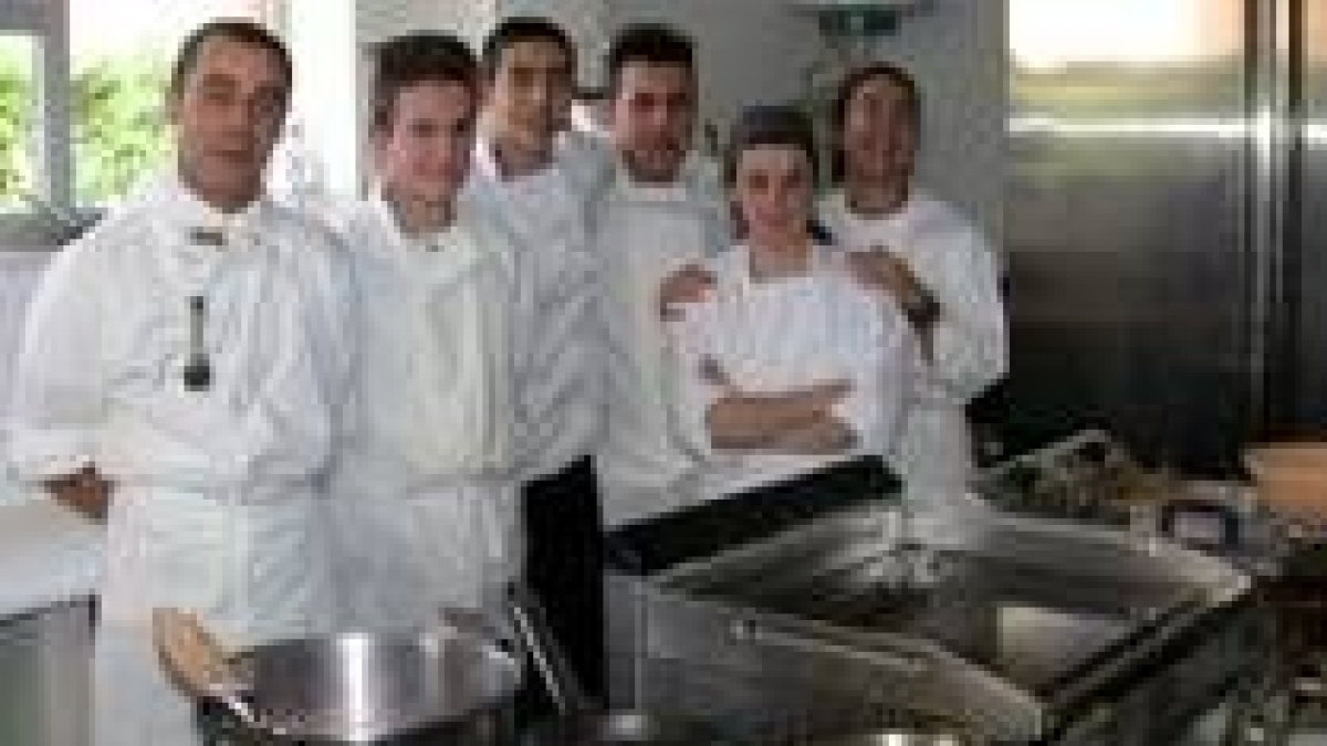 Grupo de alumnos de Veguellina de Órbigo, junto a su profesor Antonio Suárez Rodríguez