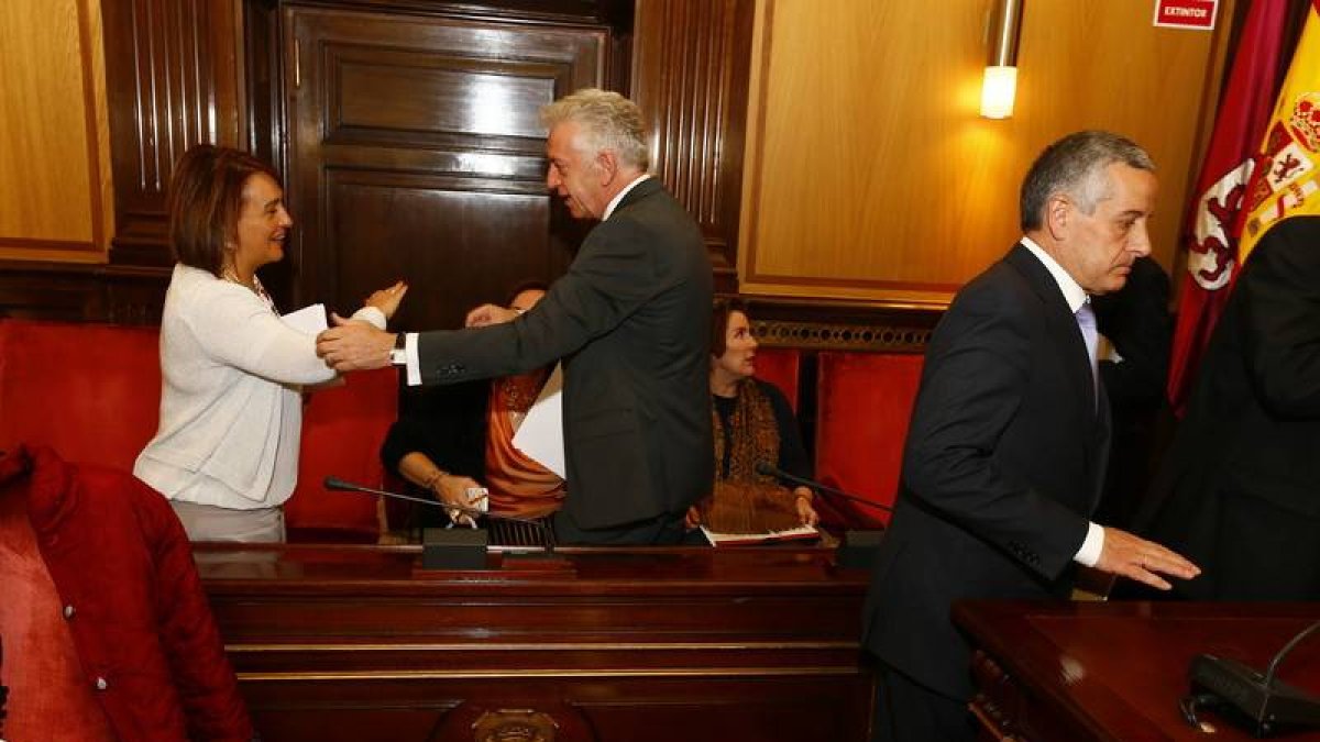 El alcalde se va del pleno de ayer mientras Lesmes y Cayón se despiden