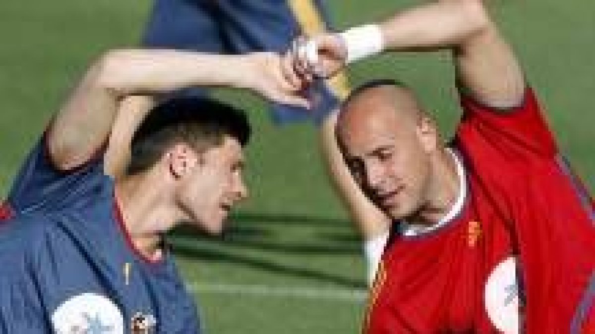 Pepe Reina, a la derecha, ocupará la portería de la selección española esta tarde frente a Grecia