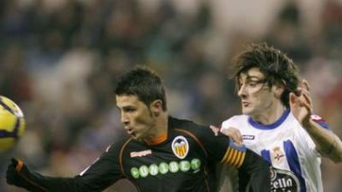 David Villa, a la izquierda, disputa el balón al argentino del Deportivo, Diego Colotto.