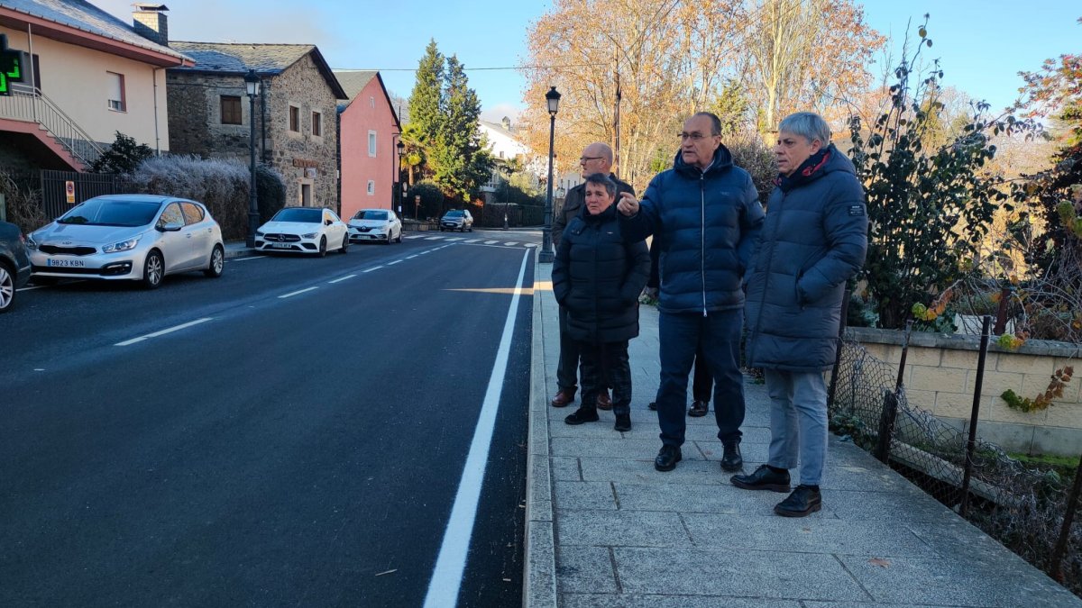El delegado territorial de la Junta en León, Eduardo Diego, ha visitado este lunes las obras junto con el jefe del Servicio Territorial de Movilidad, Juan Francisco Escanciano, y el alcalde de la localidad berciana, Alfonso Arias. DL