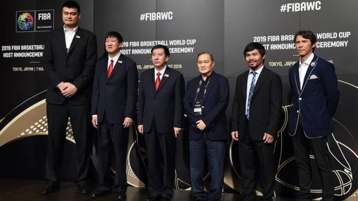 La delegación China, con Yao Ming, y la delegación de Filipinas, con Manny Pacquiao, posan durante una sesión previa a la selección de la sede para el Mundial de Baloncesto de 2019.
