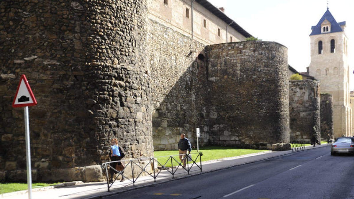 Los nuevos badenes se han instalado en Ramón y Cajal a la altura de la muralla.