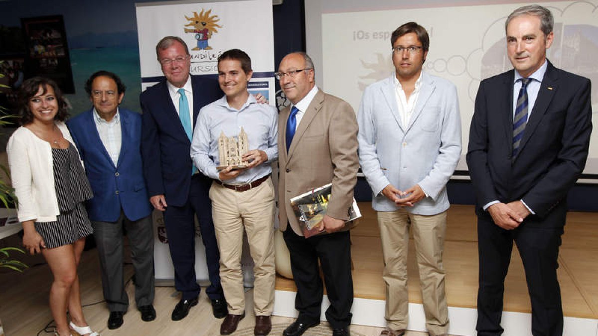 Foto de familia ayer por la tarde en la presentación de Mundileón en la agencia Pangea. RAQUEL P. VIECO