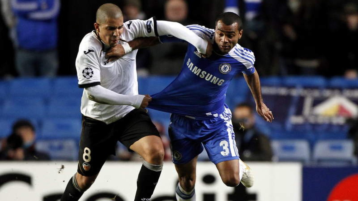 Ashley Cole disputa el balón al valencianista Feghouli.