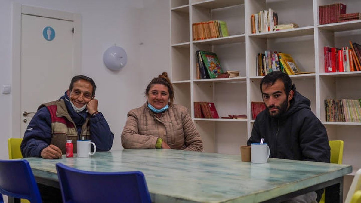 Marcos, Rosa María y David, tres usuarios del centro de día Concepción Arenal de León, en el primer día tras su reapertura. MIGUEL F. B.