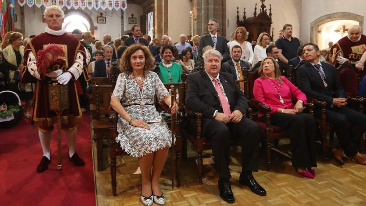 La alcaldesa y otros miembros de la Corporación, en la misa de Acción de Gracias. L. DE LA MATA