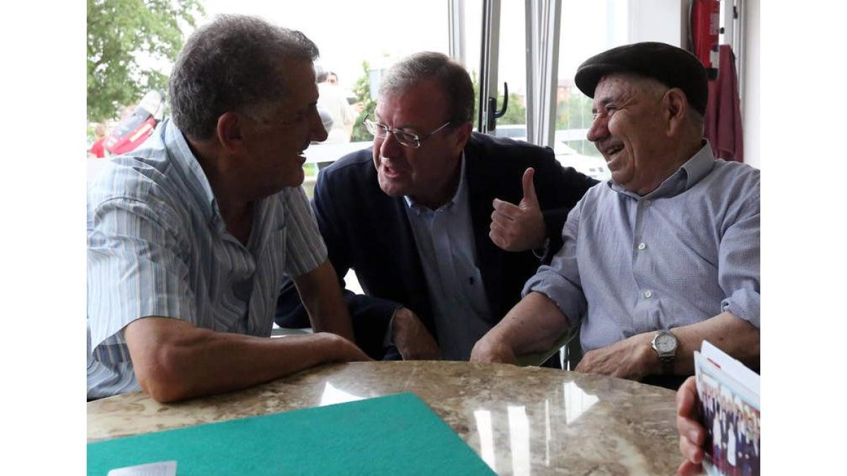 Silván charla animadamente con dos vecinos de la Asunción tras su partida de cartas.