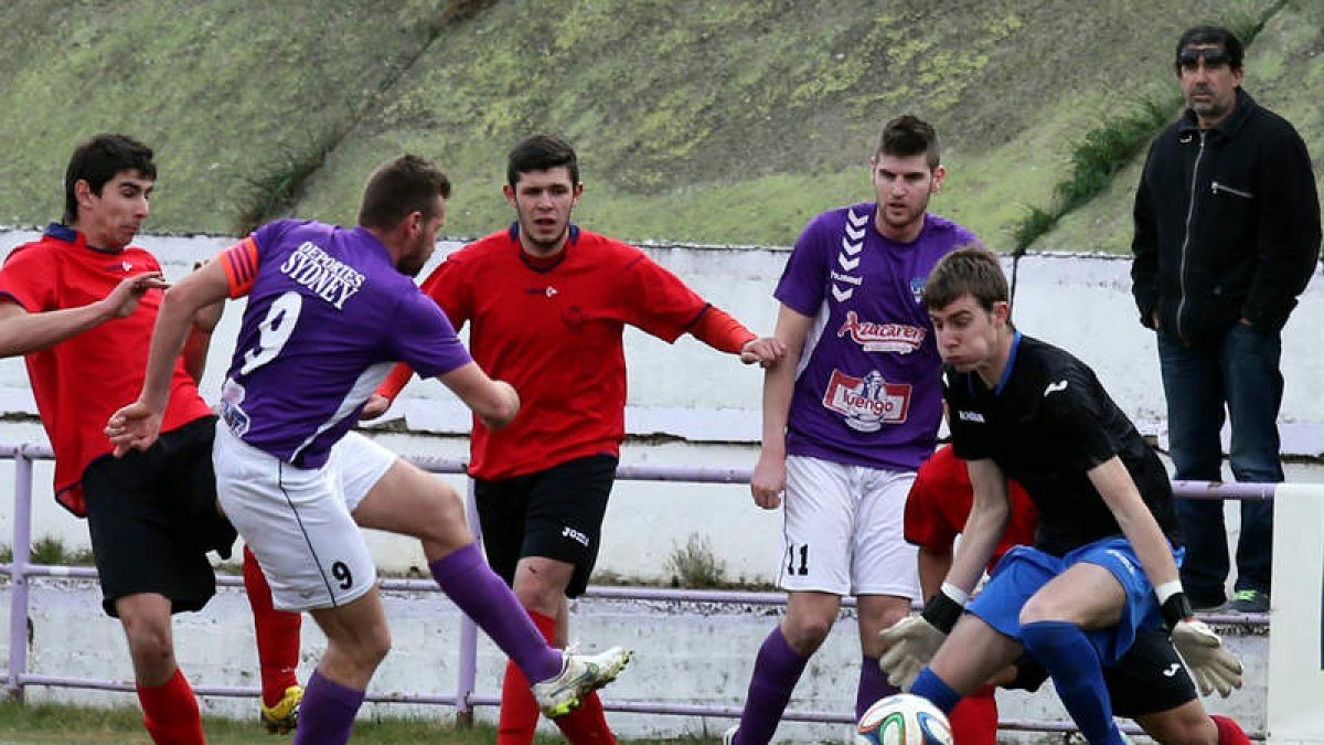El equipo bañezano tuvo que remar contra corriente durante todo el partido