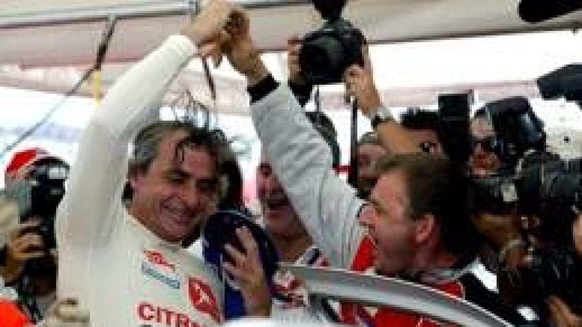 Sainz es felicitado por Loeb por su gran papel en Atenas