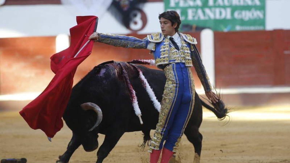 Castella inició vibrante la faena al quinto con pases por la espalda sin enmendarse, en el centro del ruedo. MARCIANO