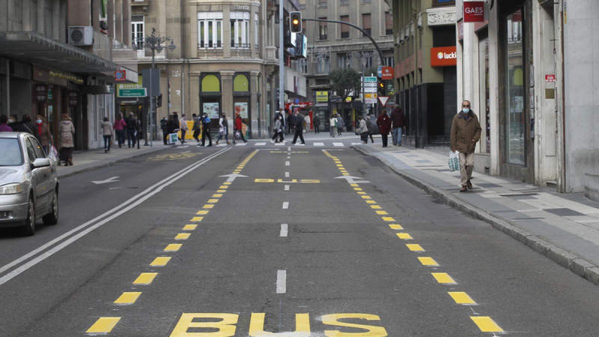 Uno de los ejemplos que pone el PP es la señalización del carril bus en Independencia. FERNANDO OTERO