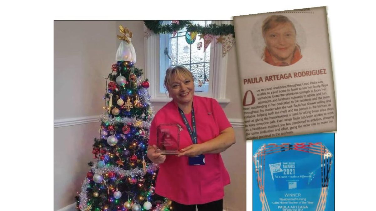 Paula Arteaga Rodríguez con su premio. Arriba la reseña del Daily Echo. DL