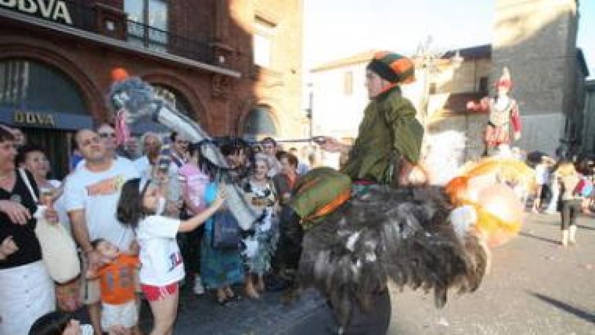 Las carrozas transportaron a grandes y pequeños a los cuentos infantiles más famosos.