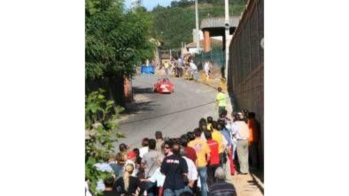 Vecinos y curiosos se mantuvieron expectantes toda la carrera
