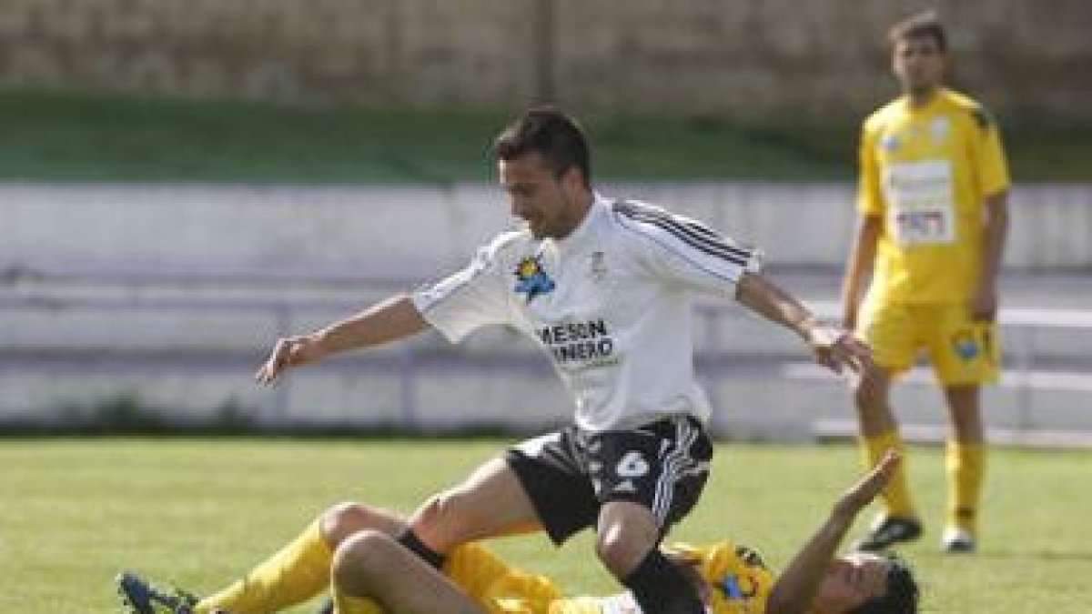 El derbi entre bañezanos y bercianos resultó muy trabado.